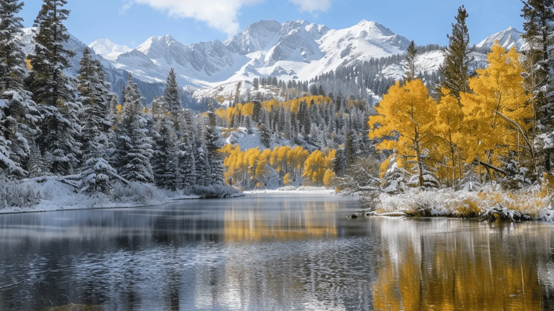 See in winterlicher Landschaft vor Bergkulisse
