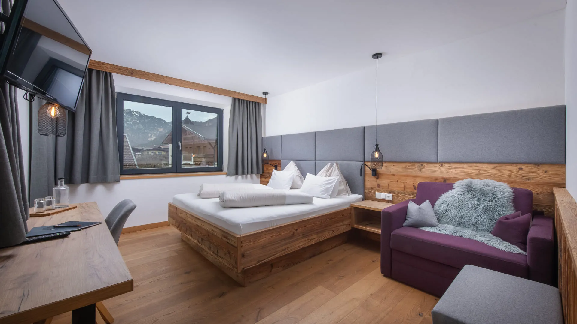 Lichtdurchflutetes, modernes Schlafzimmer 