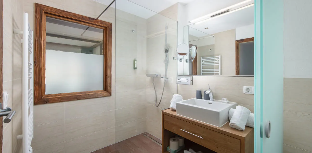Modernes Badezimmer im Doppelzimmer Deluxe