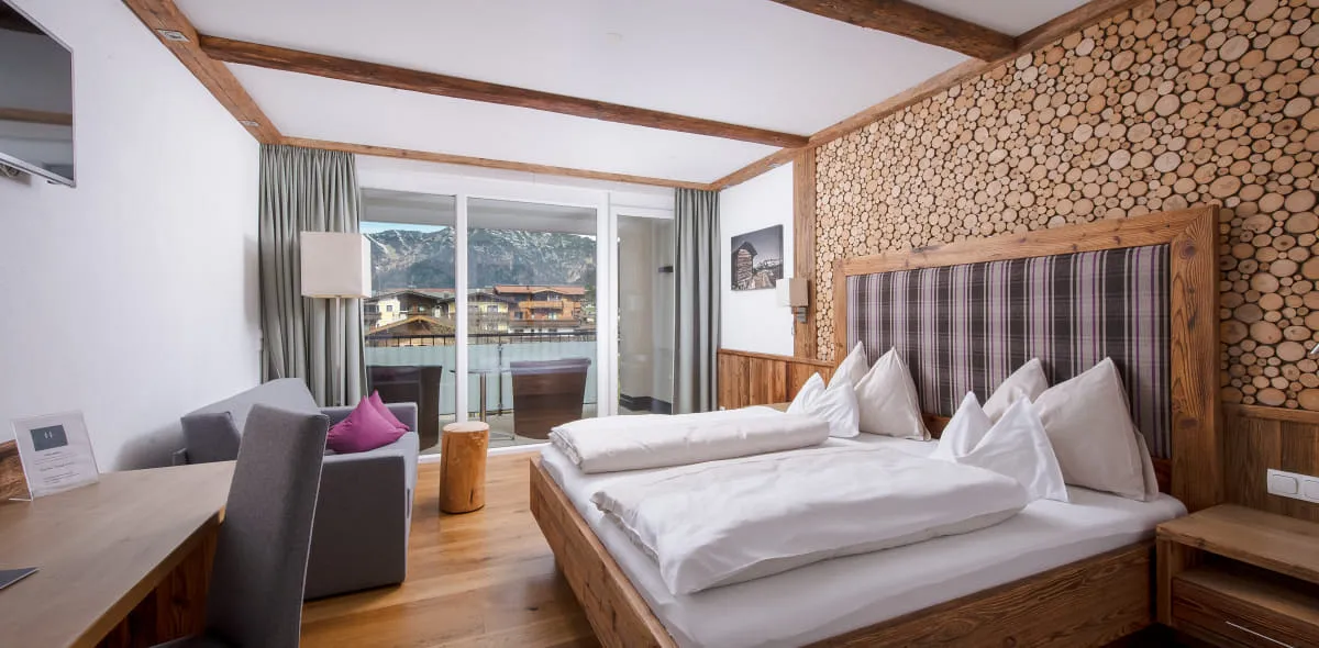 Helles, modernes Schlafzimmer mit Doppelbett 