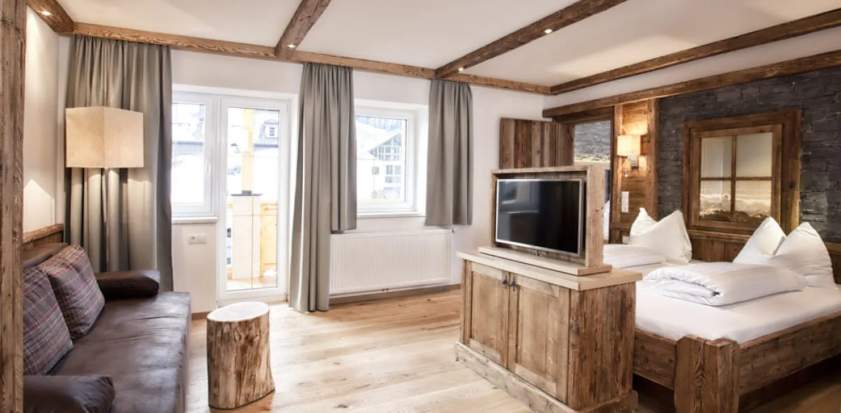 Helles Schlafzimmer mit Doppelbett und Couch