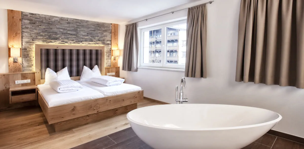 Helles Schlafzimmer mit Badewanne in der Mitte