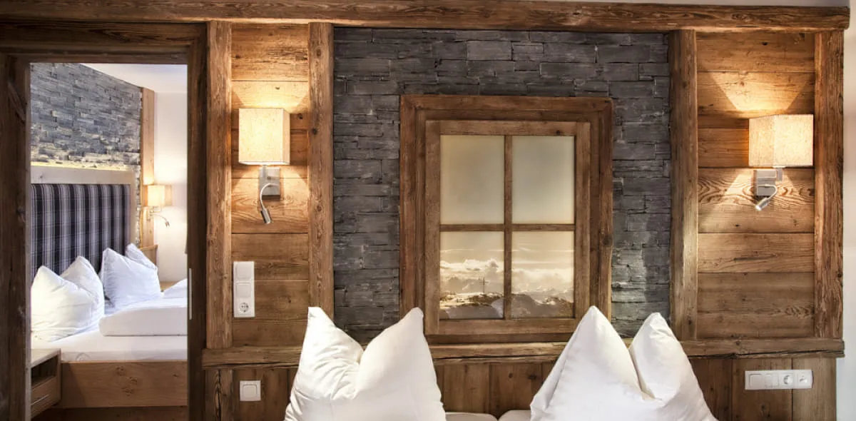Schlafzimmer mit Doppelbett vor weiterem angrenzenden Schlafzimmer