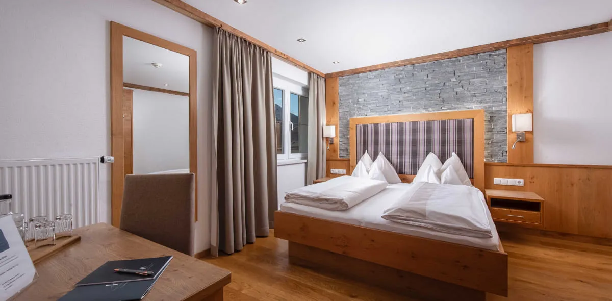 Großzügiges Schlafzimmer mit Doppelbett