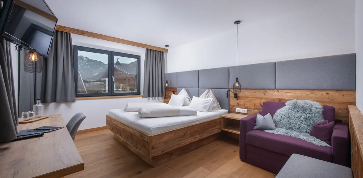 Helles, modernes Schlafzimmer mit Doppelbett