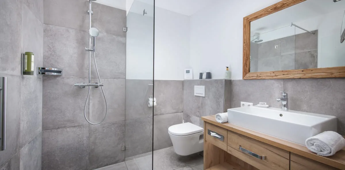 Helles, modernes Badezimmer mit großen Glaselementen