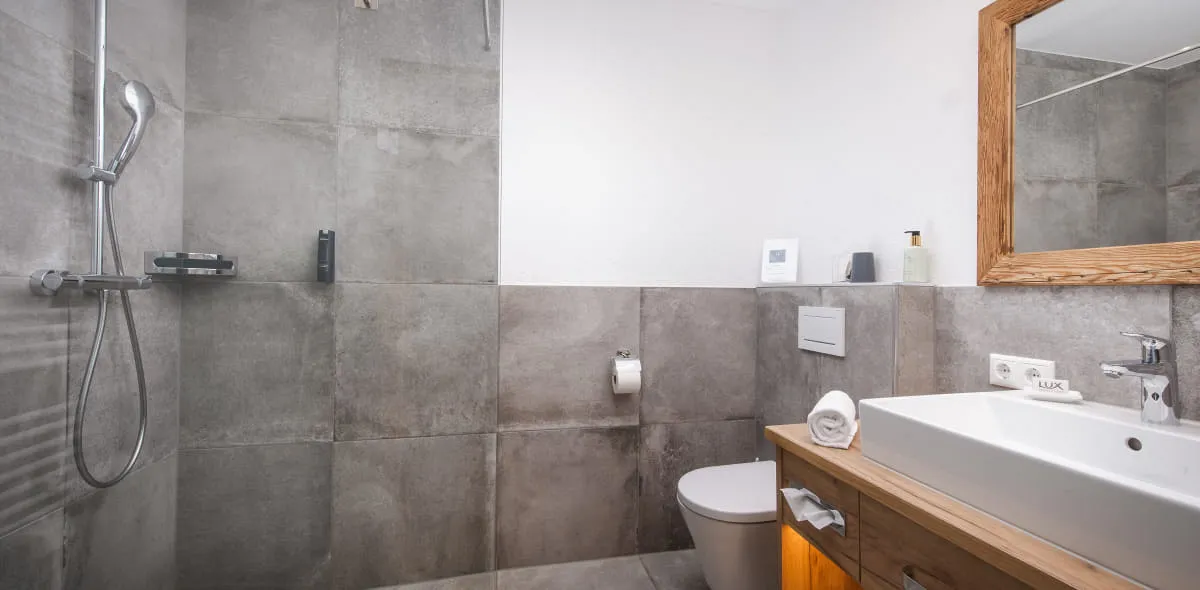 Helles, modernes Badezimmer im Einzelzimmer