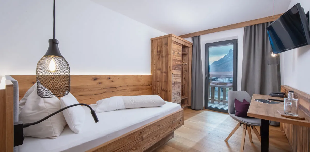 Helles, modernes Schlafzimmer mit Einzelbett
