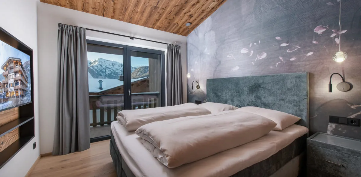 Modernes Schlafzimmer mit großem Doppelbett im Appartement