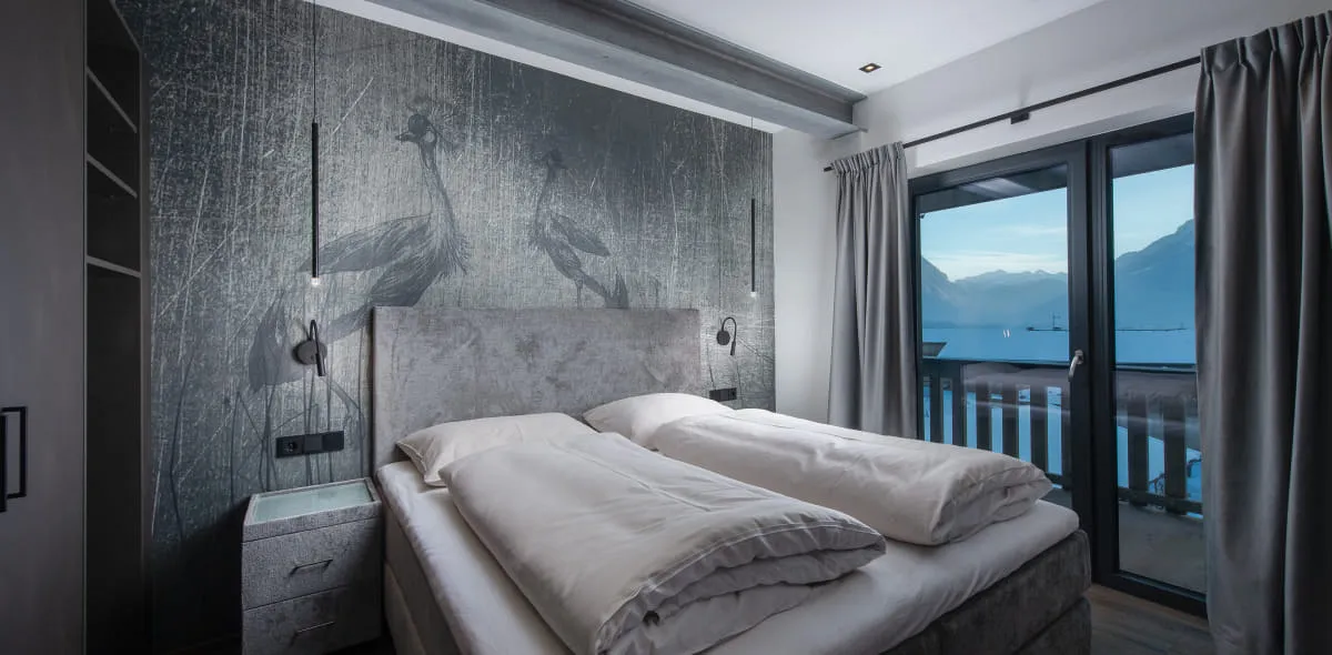 Modernes Schlafzimmer mit gemütlichem Doppelbett