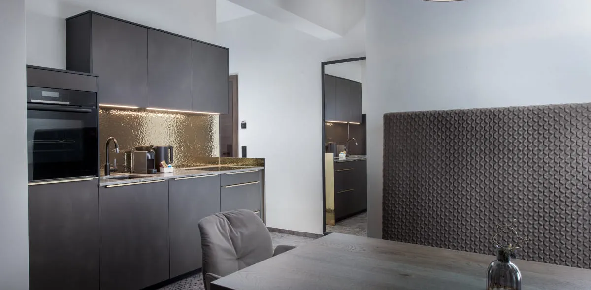 Moderne Küche mit anschließendem Essbereich im Appartement