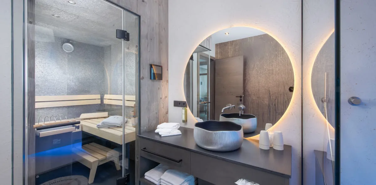 Modernes Badezimmer mit angrenzender Sauna im Appartement