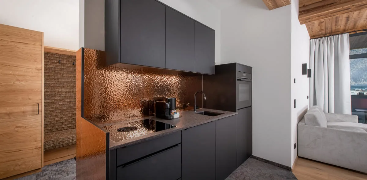 Dunkle, moderne Küche im Appartement