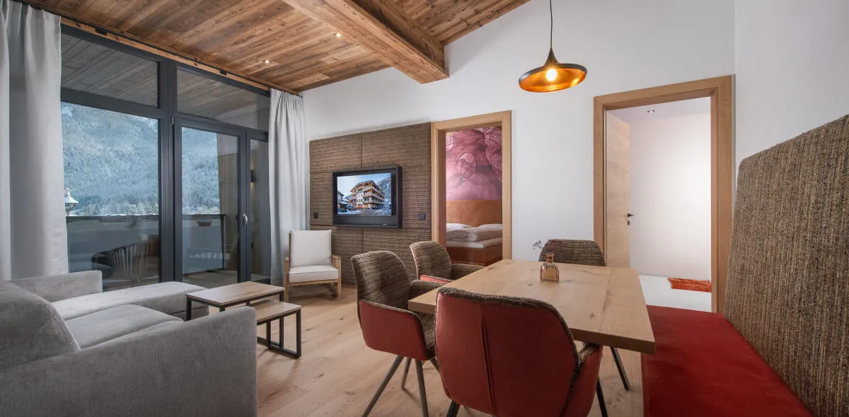 Großzügiger, moderner Wohnbereich im Appartement mit verschiedensten roten Designelementen