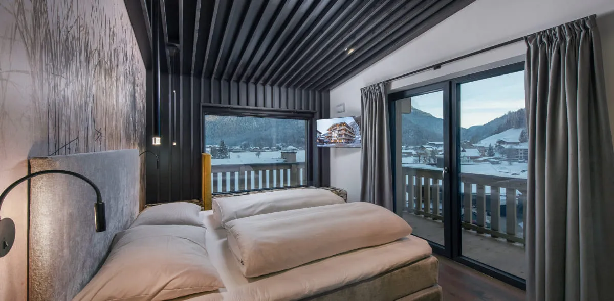 Modernes Schlafzimmer mit großzügigem Doppelbett im Appartement
