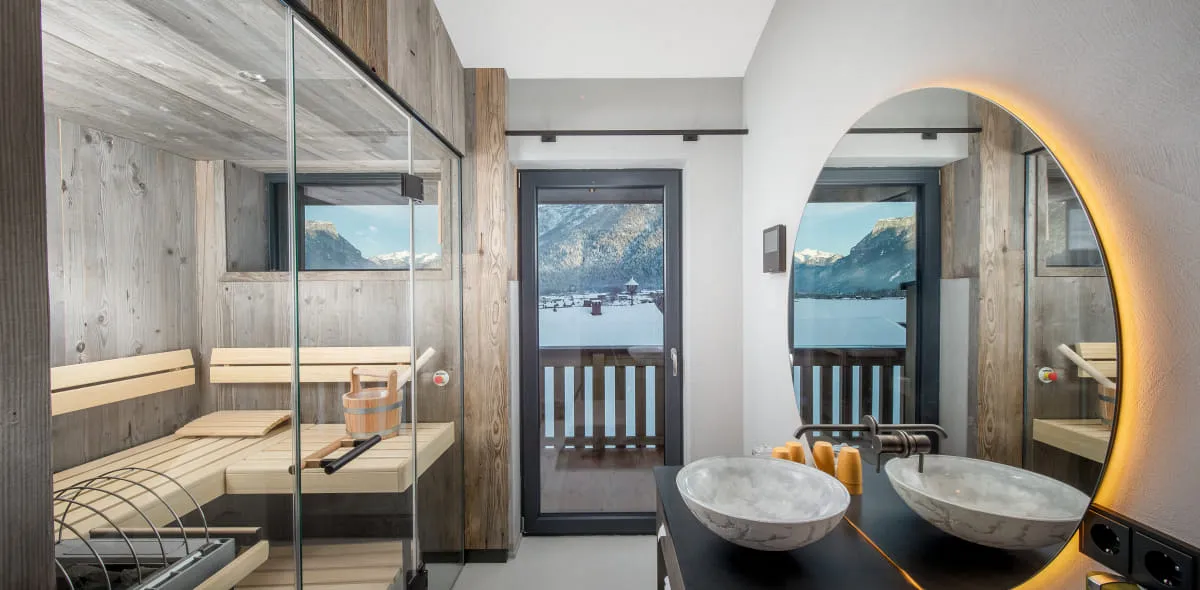 Modernes Badezimmer mit angrenzender Sauna