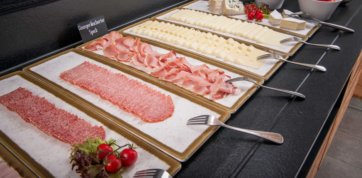 Nahaufnahme Aufschnitte, Wurst und Käse, Frühstücksbuffet