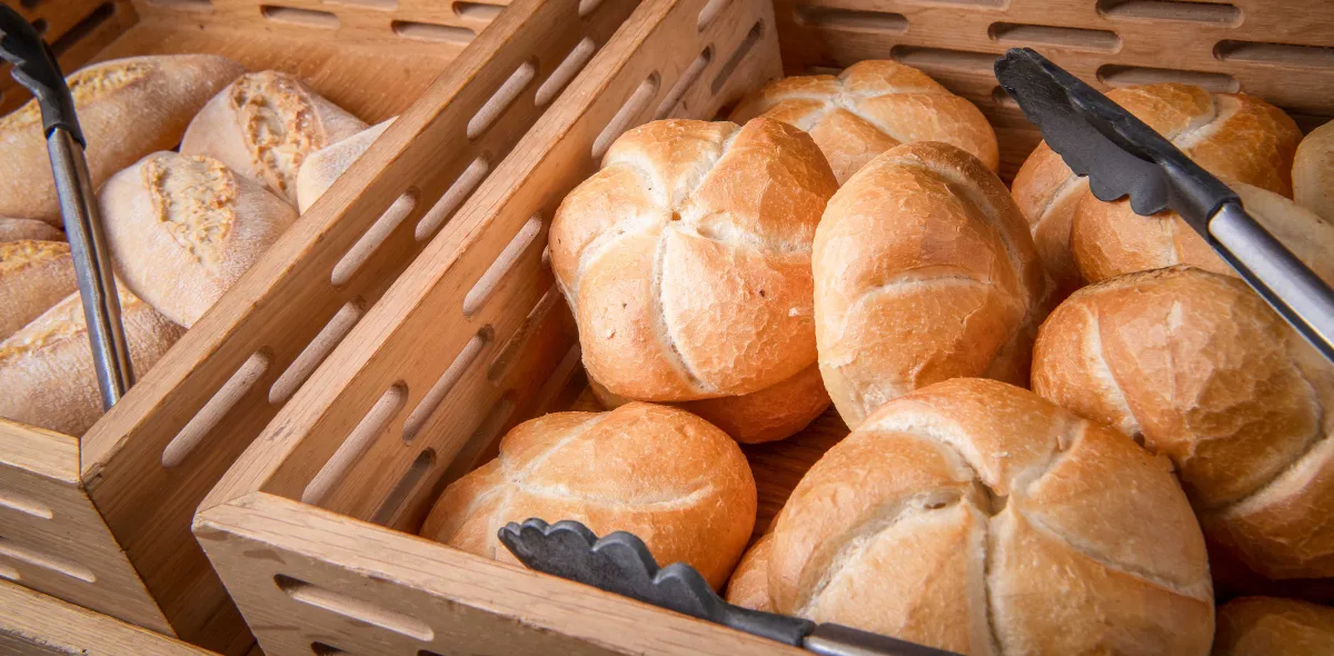 Auslage verschiedener Brötchen in Holzkorb 