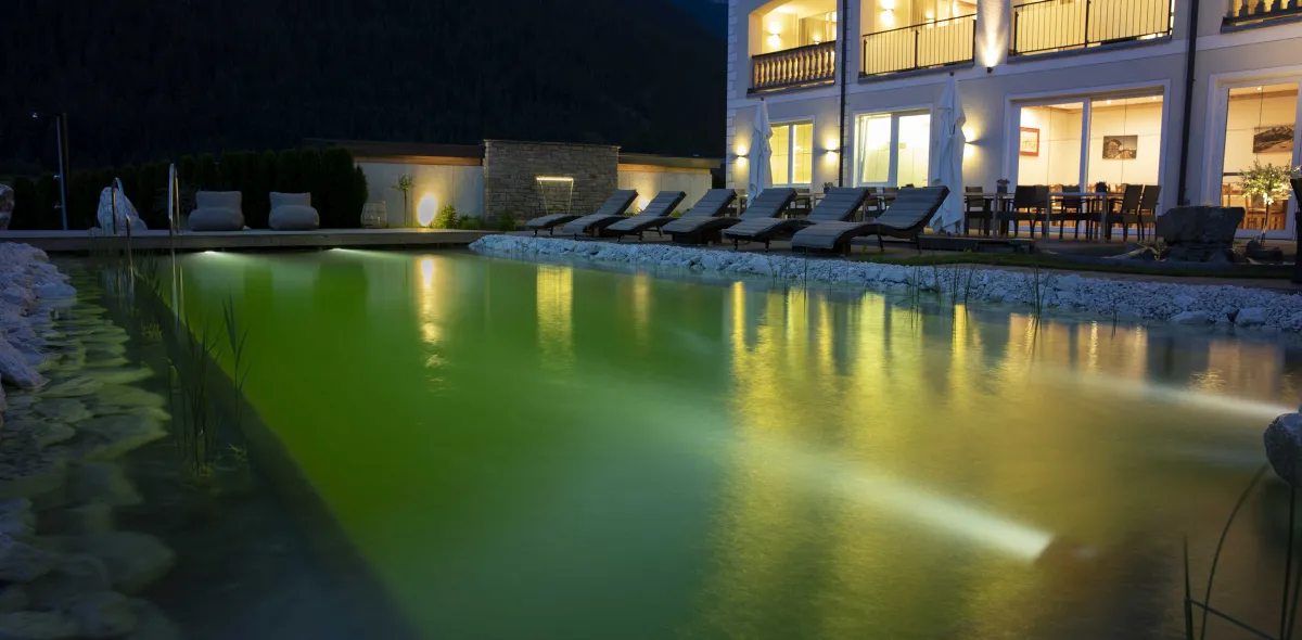 Beleuchter Schwimmteich bei Nacht