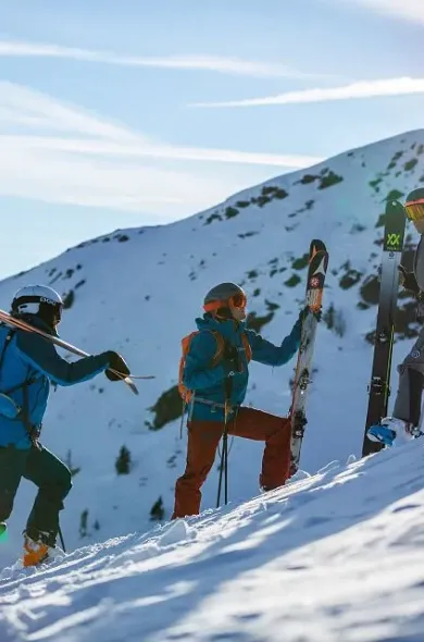 Drei Skitourengeher bei Aufstieg