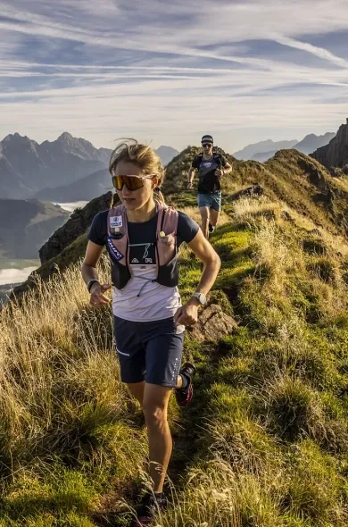 Zwei Wanderer auf Bergtour am Gipfel