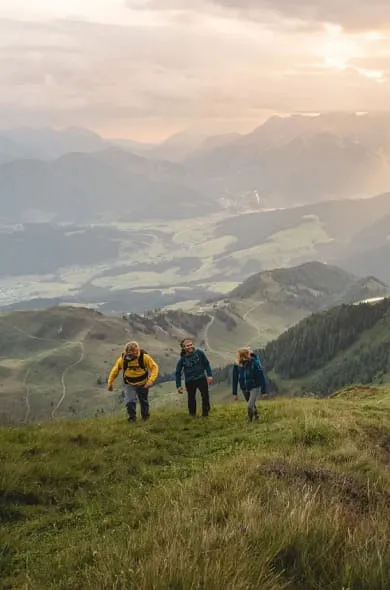 Drei Wanderer bei Aufstieg auf Berg