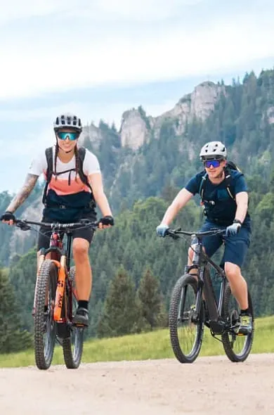 Zwei Mountainbiker auf Fahrradtour